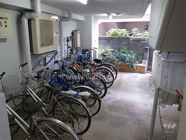 エントランス奥にある駐輪場