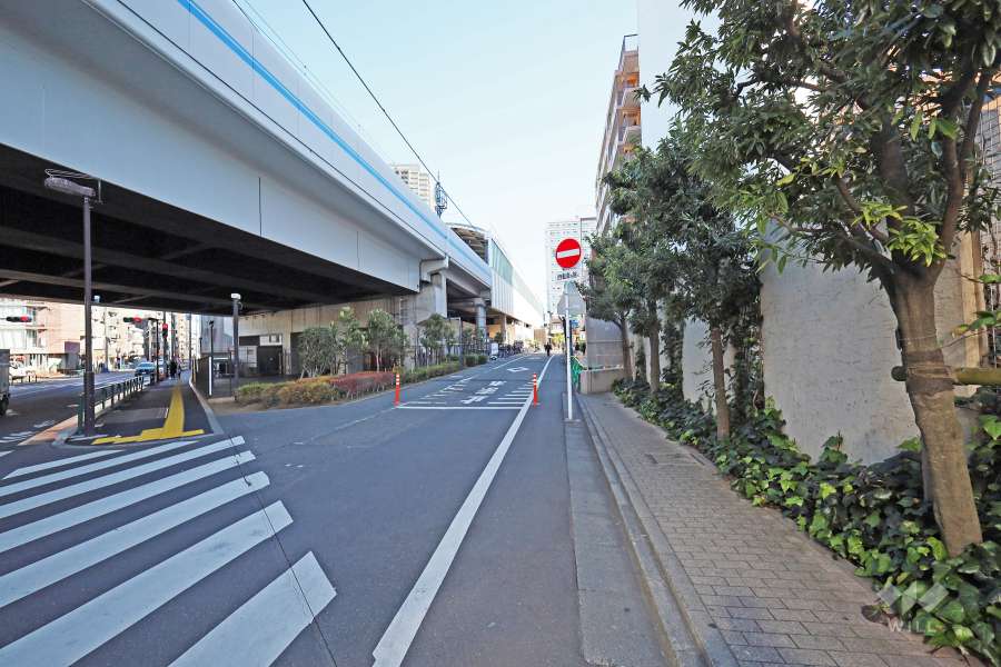 敷地北東側の前面道路（北西側から）