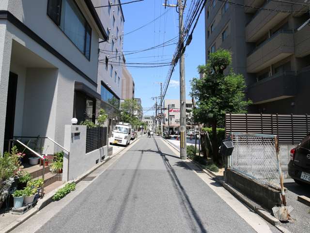 敷地北側の前面道路（西側から）