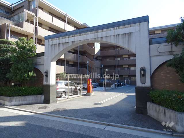 アーチが付いた敷地内駐車場の出入り口