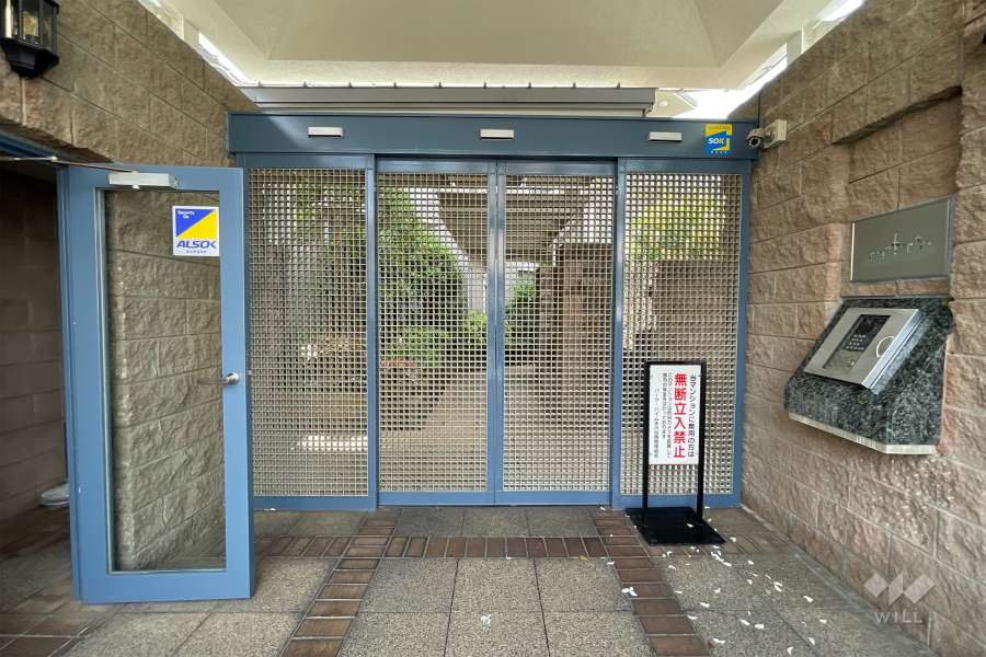 エントランスはオートロック付きです。