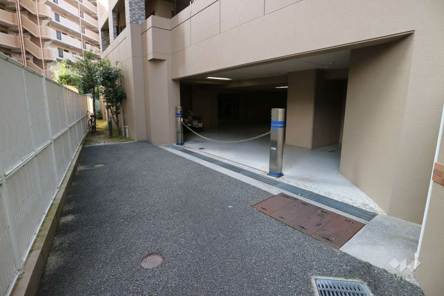 駐車場出入り口（ロボットゲート付き）