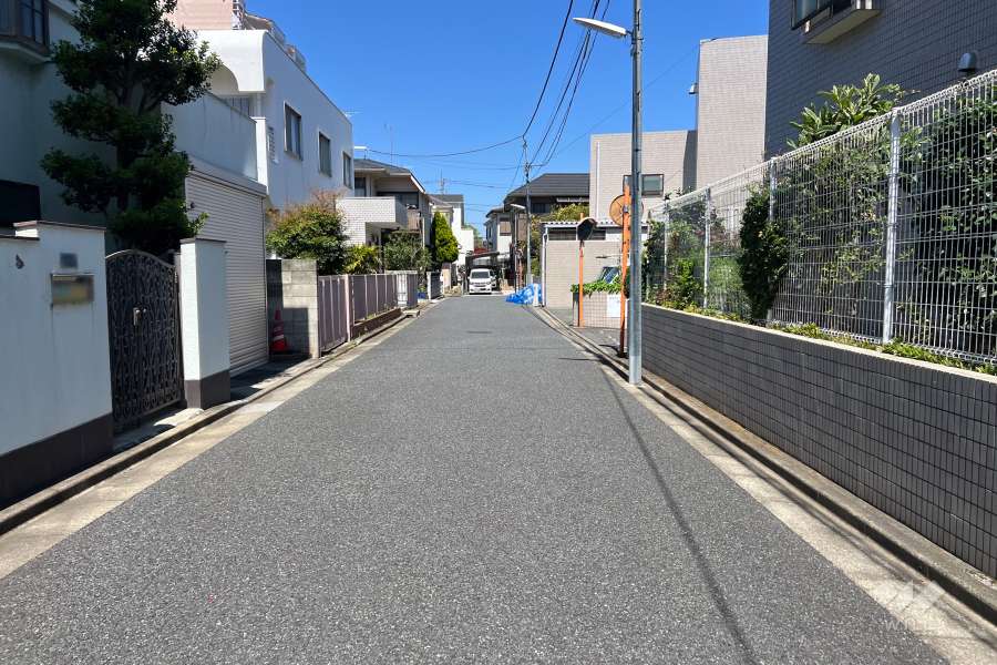 敷地の西側前面道路（南側から）