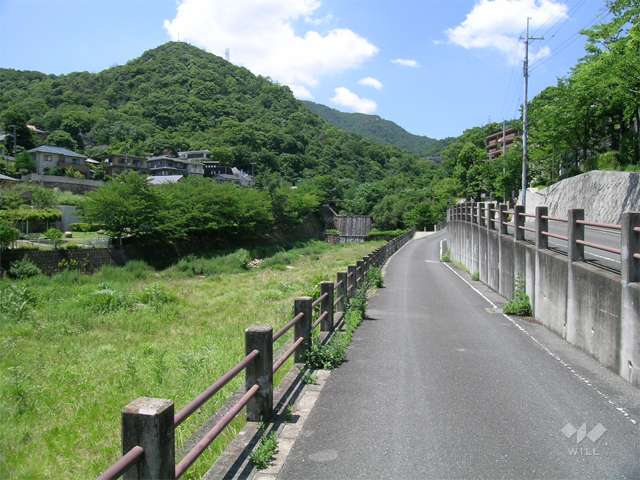 敷地の西側には芦屋川が流れ、対岸には鷹尾山（城山）があります。