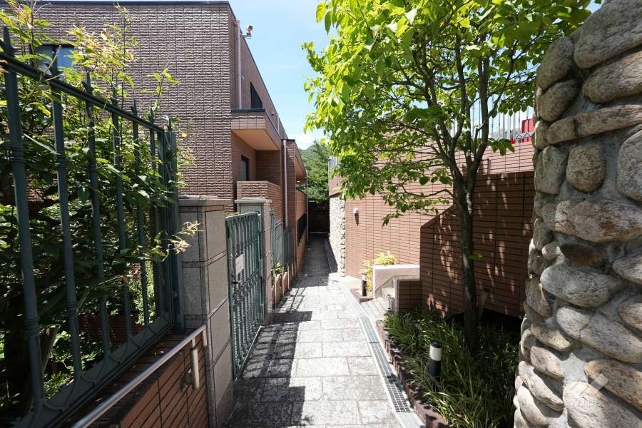 エントランスアプローチ(北東側)