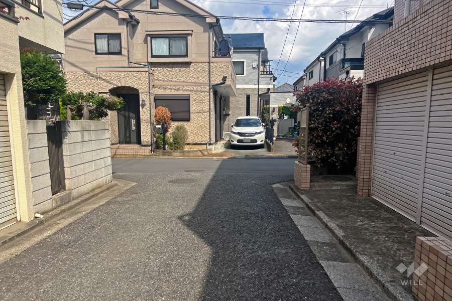 敷地の北側前面道路（西側から）