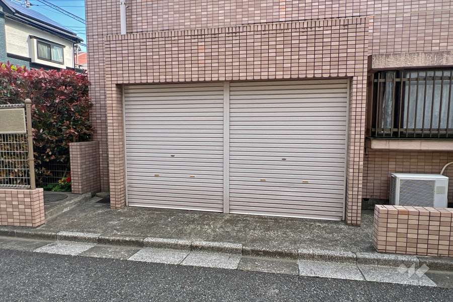 駐車場の出入り口（シャッター付き）