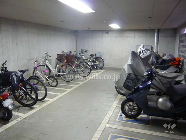 屋内にある駐輪場とバイク置き場