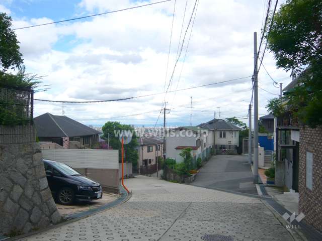 周辺は一戸建てが中心に立ち並ぶ閑静な高台の住宅地です。