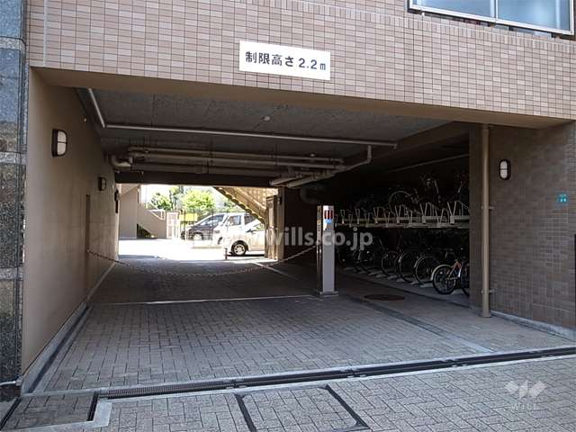 駐車場出入り口（ロボットゲート付き）