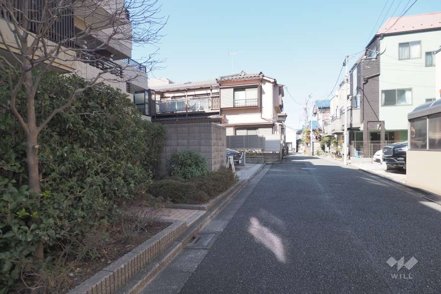 敷地東側の前面道路（南側から）