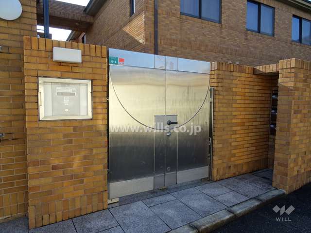 エントランスはオートロック付きです。