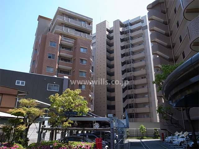 ワコーレ西宮フェリッツァの外観（西側から　中央奥）　周辺はマンションが多く立ち並ぶ住宅地です。