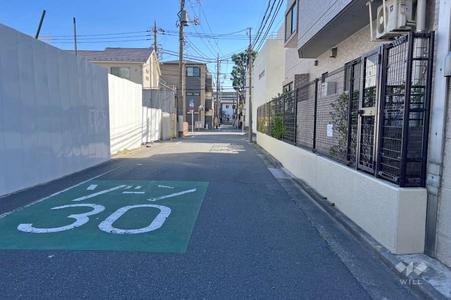 敷地の東側前面道路（北側から）