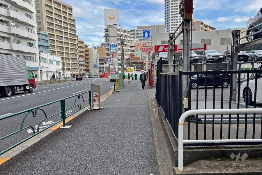 敷地の北側前面道路は千川通りです（西側から）。