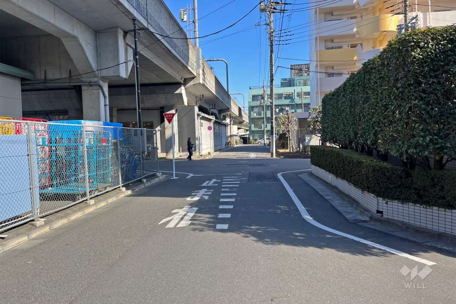敷地北側の前面道路（西側から）