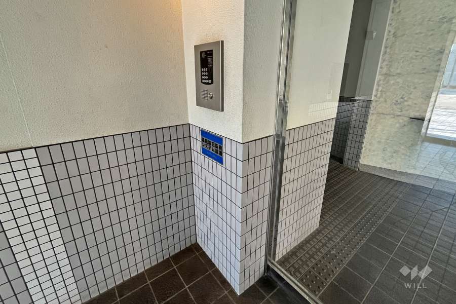 エントランスはオートロック付きです。