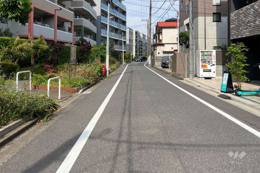 敷地の南東側前面道路（北東側から）