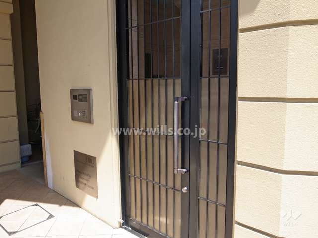 エントランスはオートロック付きです。