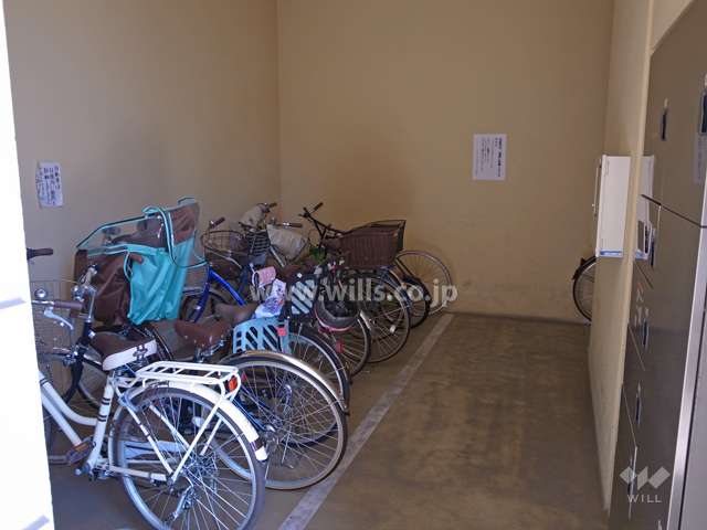 駐輪場と宅配ボックス