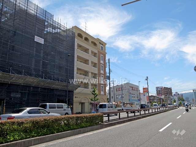 敷地北側の前面道路。国道2号線です。