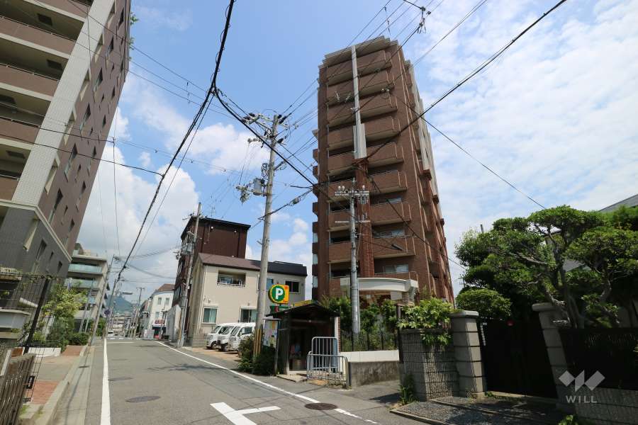 ドルフフェレジア夙川の遠景。敷地南側は一戸建てが中心に立ち並ぶ住宅地です。