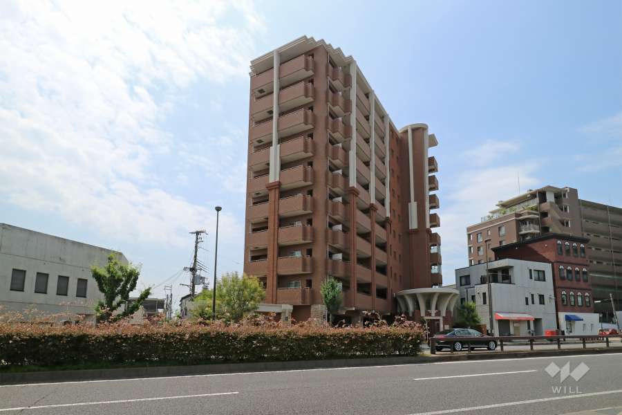 ドルフフェレジア夙川の遠景。国道沿いには店舗が立ち並んでいます。