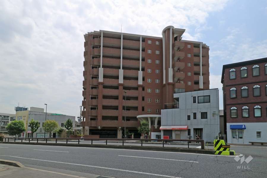ドルフフェレジア夙川の遠景。白いマリオンが印象的な外観デザインです。