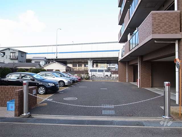 敷地内駐車場。平面式で入り口にロボットゲート付きです。