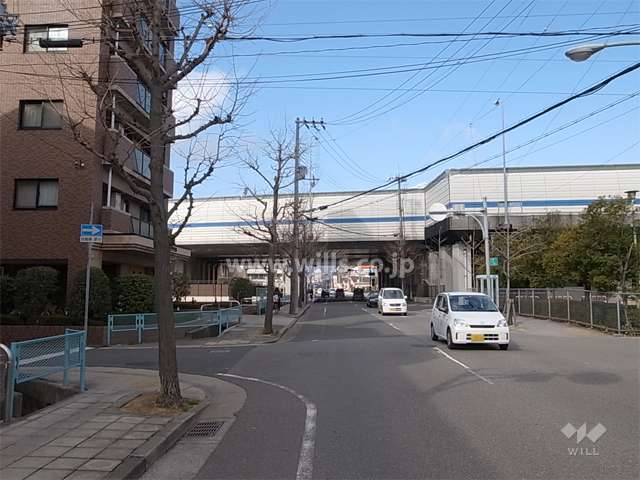 敷地北側の二車線の道路。すぐ西側には名神高速道路が走っています。