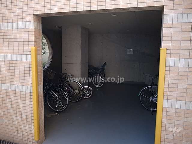 屋内にあり、風雨に晒されない駐輪場