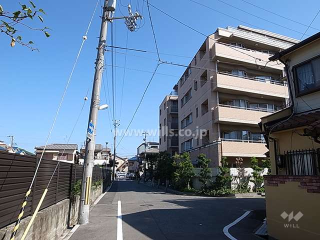 敷地西側の前面道路。周辺はマンション、一戸建てなどが混在する閑静な住宅地です。