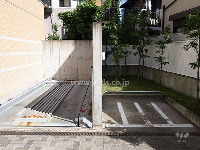 屋外機械式の駐車場とバイク置場