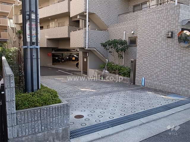 駐車場入口（ロボットゲート付き）