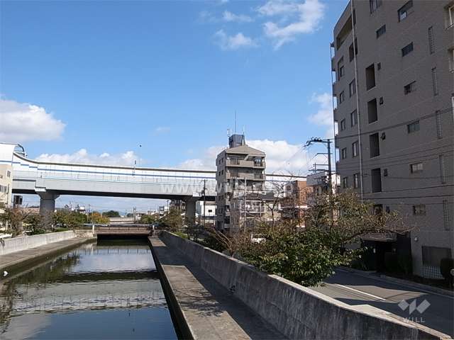 敷地西側には新川が流れています。
