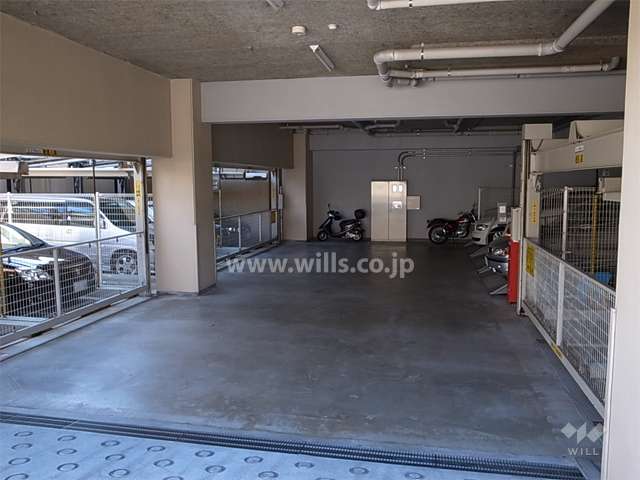 建物1階部分にある敷地内駐車場（機械式）