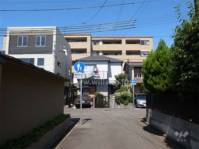 敷地の南側には一戸建てが立ち並んでいます。