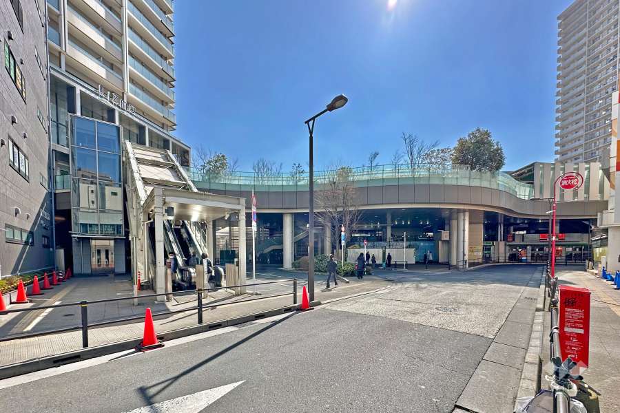 敷地の西側前面道路（北側から）。西武池袋線「大泉学園駅」北口よりペデストリアンデッキで直結しています。