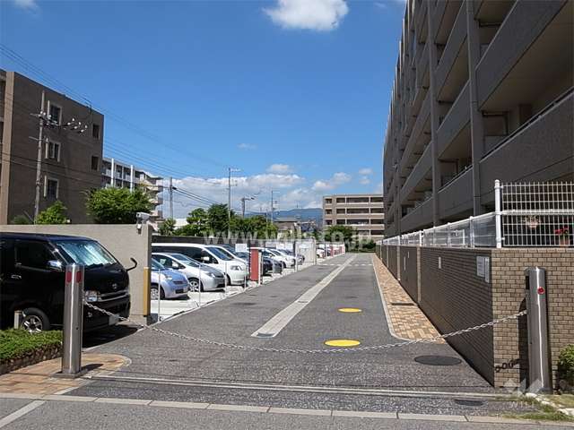 敷地内駐車場（ロボットゲート付き）