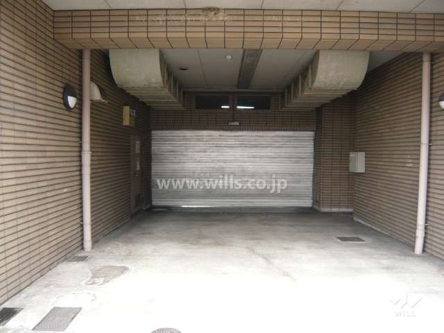 敷地内駐車場（シャッター付き）