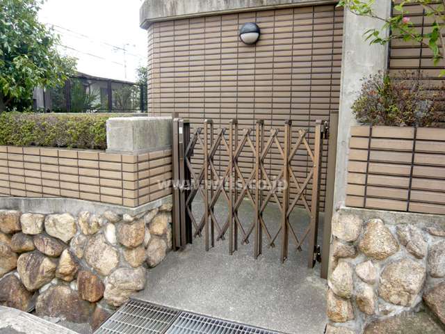 駐輪場の出入り口（東側からスロープを上がったところにあります。）
