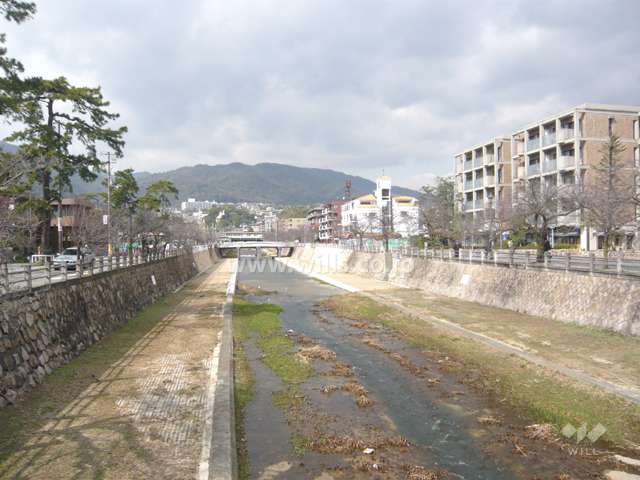 すぐ西側を流れる芦屋川