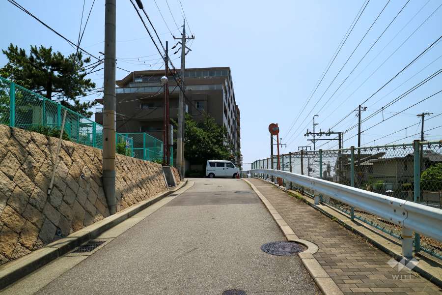敷地北側の前面道路（南側から）