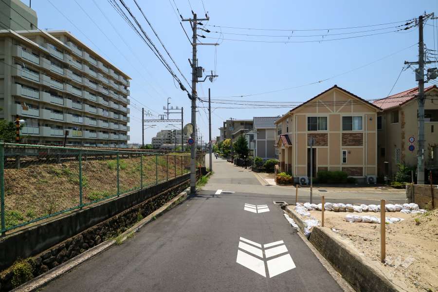 敷地南西側の道路（北側から）