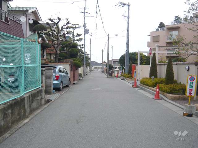 周辺の街並み。前面道路は行き止まりになっています