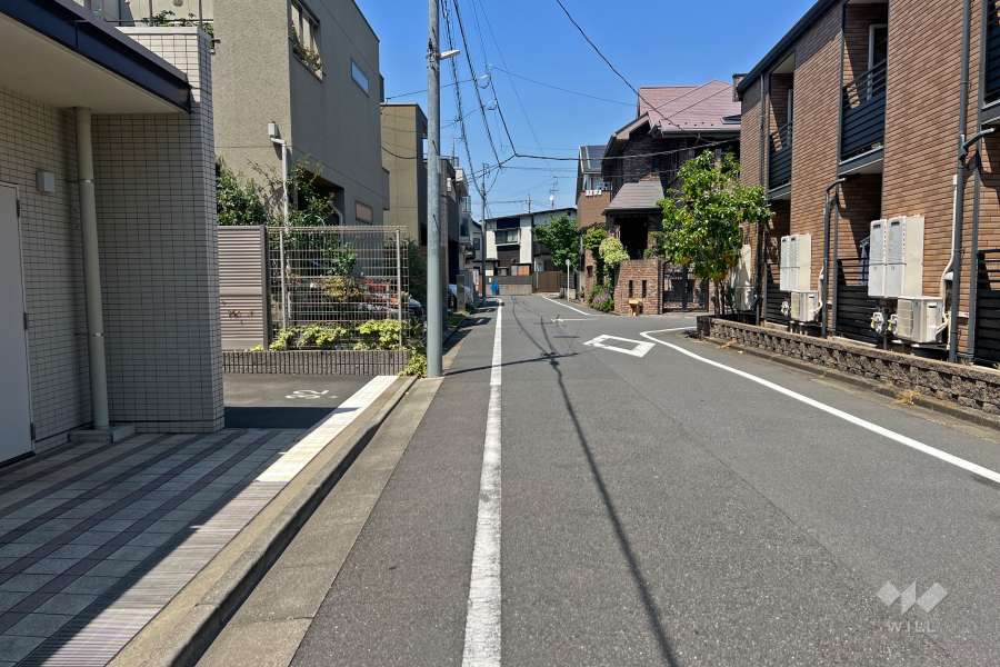 敷地東側の前面道路（南側から）