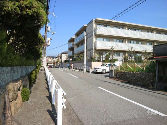 敷地西側の前面道路。二車線のバス通りです。