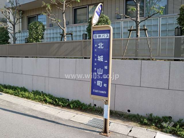 マンションの目の前にある『北城山町』バス停