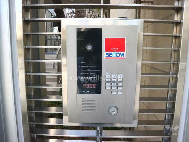 エントランスはオートロック付きです。