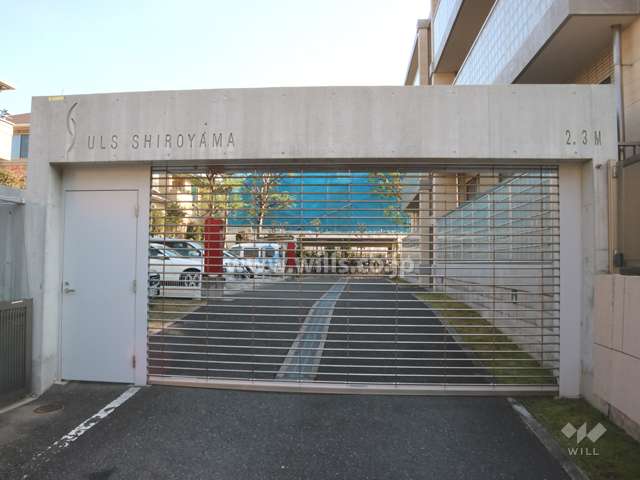 駐車場出入り口（リングシャッター付き）